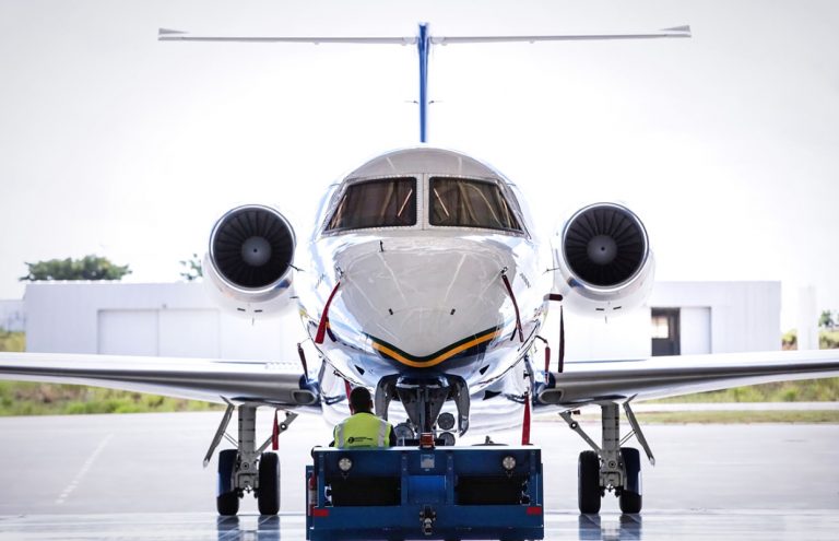 Imagem de funcionário trabalhando na Embraer