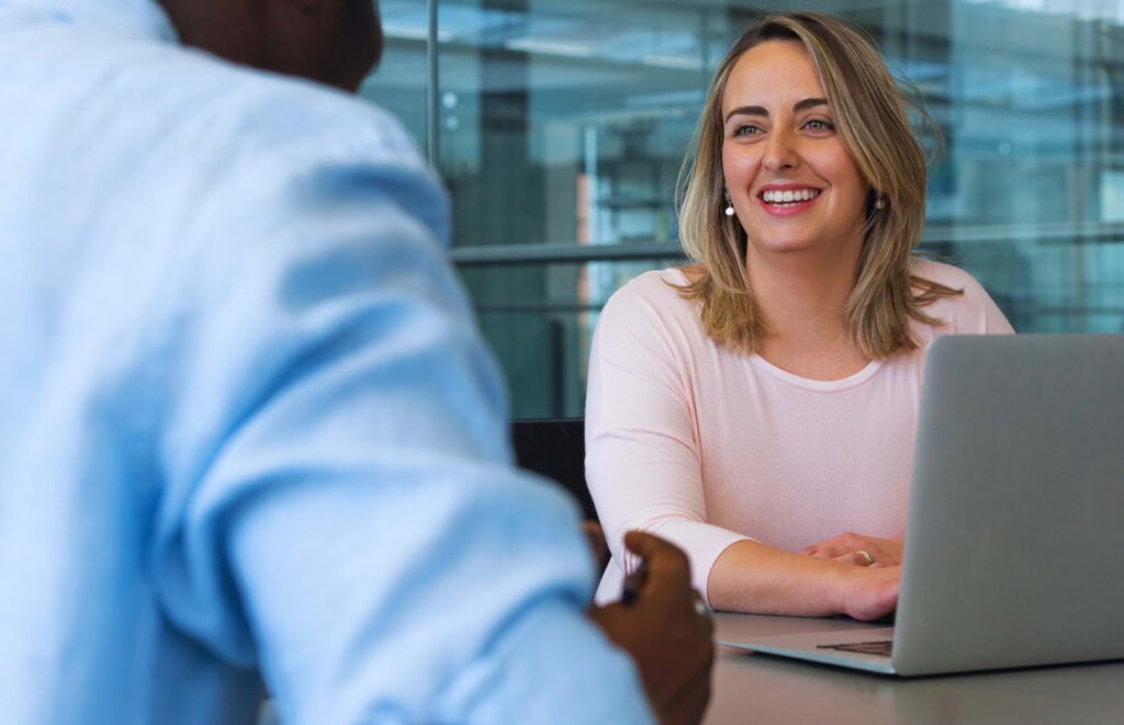 Imagem de recrutadora durante a entrevista de emprego